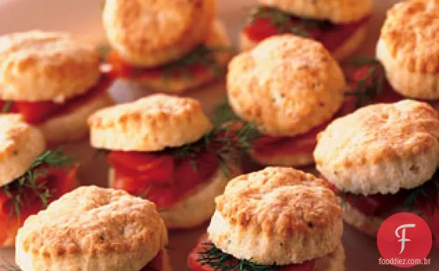Queijo de cabra e biscoitos de pimenta preta com salmão defumado e endro