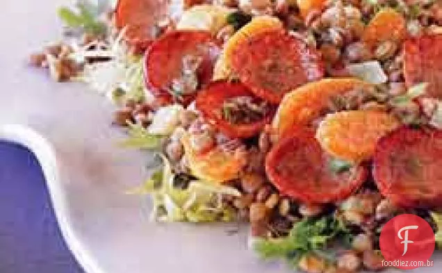 Kielbasa e salada de lentilha com molho quente de mostarda e erva-doce