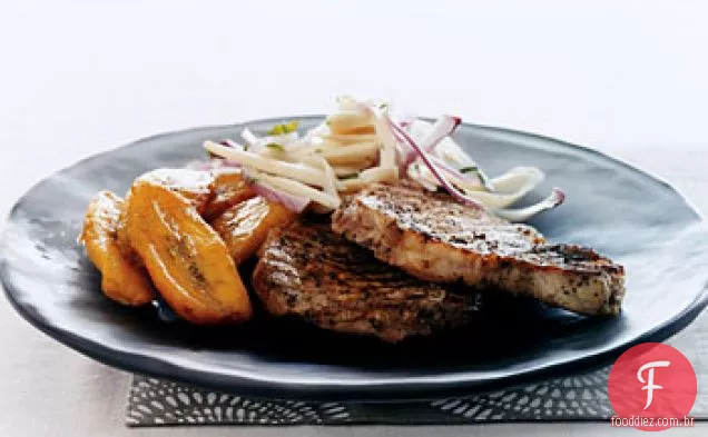 Costeletas de porco idiotas com corações de salada de Palma e banana doce