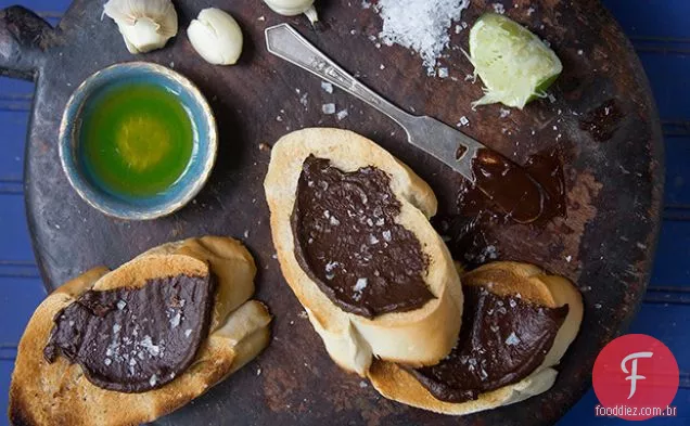 Chocolate-alho Mojo com pão cubano torrado (Tostadas de Pan Cubano con mojo de Chocolate)