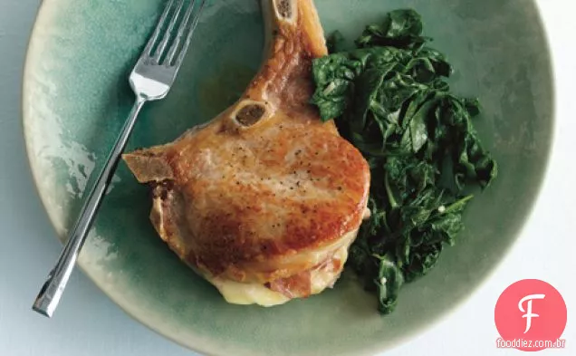 Costeletas de porco Saltimbocca com espinafre salteado