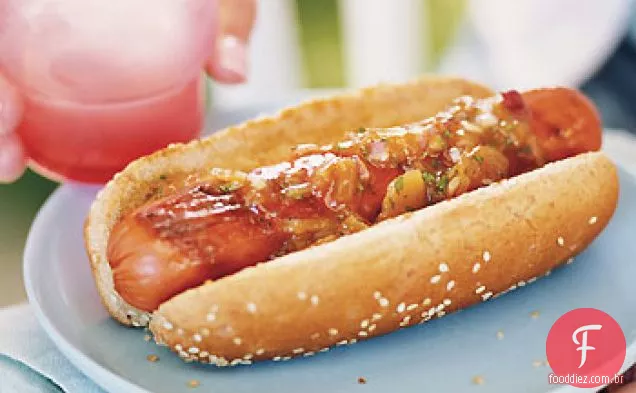 Cachorros-quentes grelhados com Chutney de manga e sabor de cebola vermelha