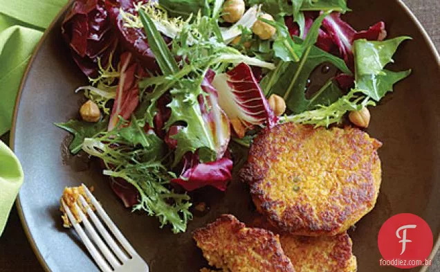 Bolinhos de abóbora e grão de bico com verduras de Inverno e salada de avelã