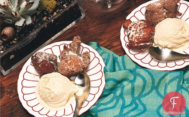 Bolinhos de maçã com sorvete de Bourbon