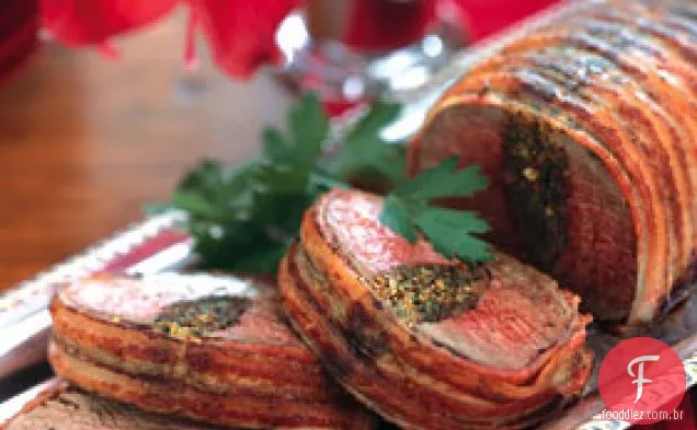 Lombo de carne embrulhado em Bacon com recheio de ervas