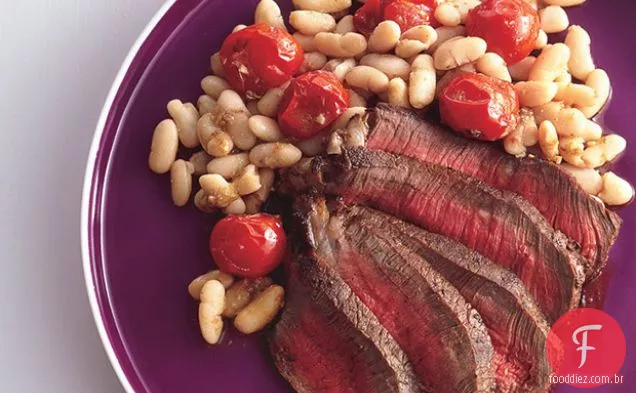 Bife esfregado com especiarias com feijão branco e tomate cereja