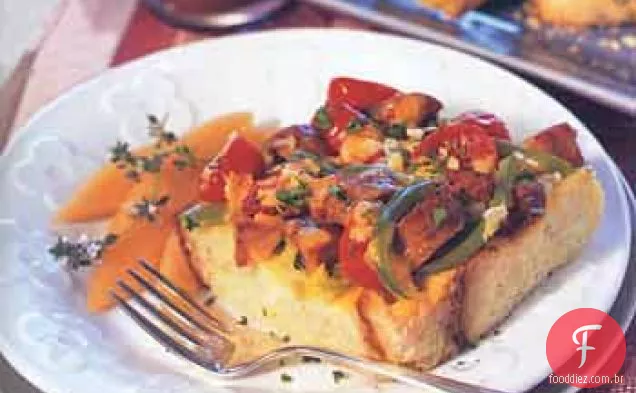 Cheddar, estratos de vegetais e salsichas