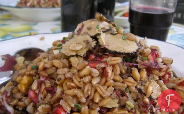 Salada Farro De Outono Com Salada De Romã, Noz E Trufa