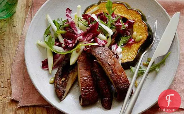 Salada de abóbora torrada e cogumelos Portobello com Radicchio, maçãs e sementes de abóbora