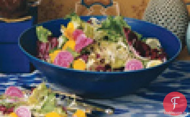 Salada de beterraba raspada e verduras amargas com alho vinagrete balsâmico