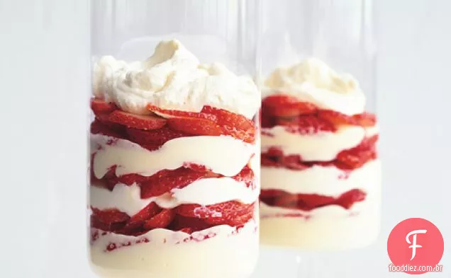Limão e Mousse De Chocolate Branco Parfaits com morangos