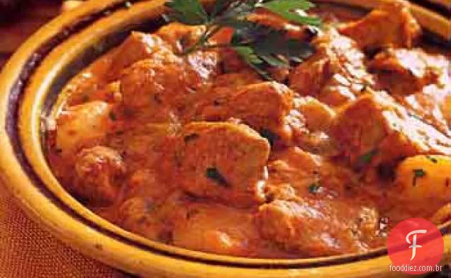 Carne de vitela e tomate Ragoût com batatas, canela e creme