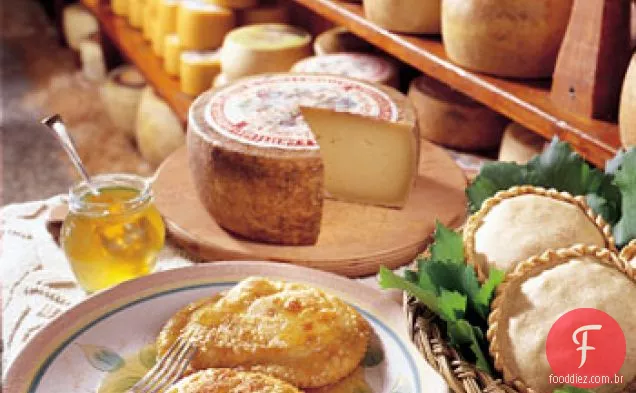 Ravioli de queijo doce frito com mel
