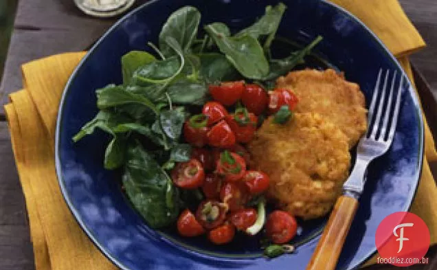 Bolinhos de milho com rúcula e salada de tomate quente