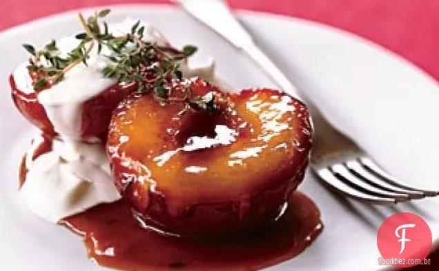 Ameixas torradas com mel com tomilho e Crème Fraîche