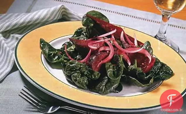 Salada de espinafre e beterraba assada com vinagrete de gengibre
