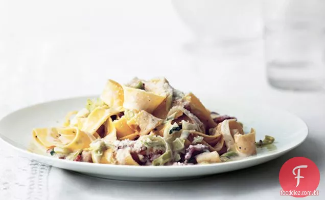 Pappardelle cremoso com alho-poró e Bacon