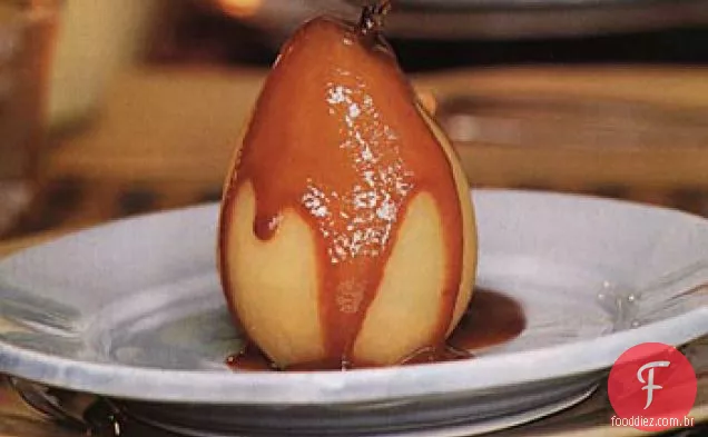 Peras escalfadas com molho de caramelo temperado