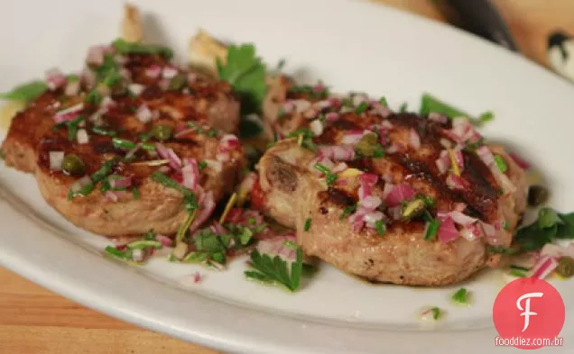 Costeletas de vitela grelhadas com molho de alcaparras e sálvia