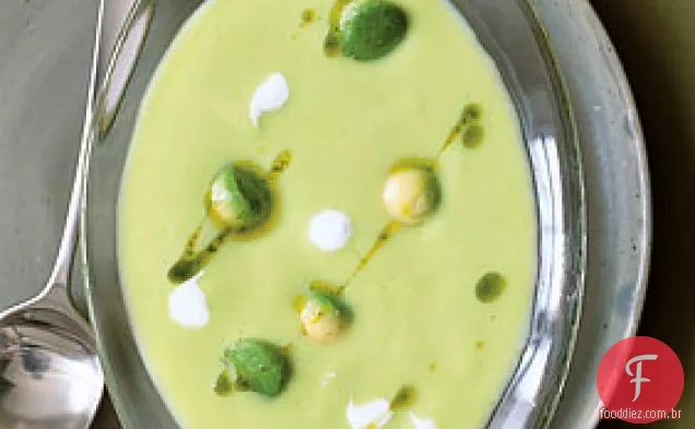Sopa fria de milho com abacate com óleo de coentro
