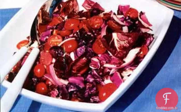 Radicchio, repolho roxo e tomate com vinagrete de laranja