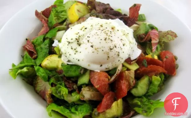 Salada De Verão Com Ovo Escalfado