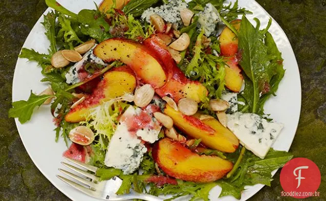 Salada de nectarina e queijo azul com vinagrete de ameixa