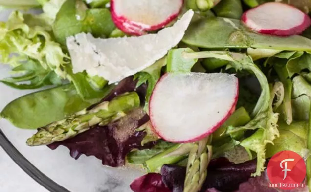 Salada Dos Verdes Da Mola Com Espargos, Ervilhas Da Neve, Rabanetes, E Ho