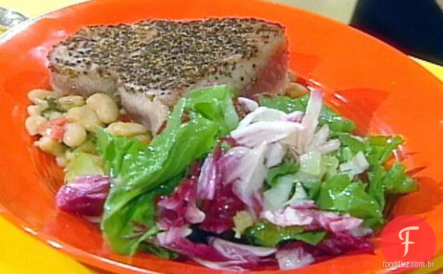 Bife de atum au Poivre com feijão branco e salada de verduras amargas