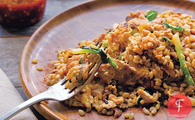 Yam Kai (ovos tailandeses) com sobras de grãos