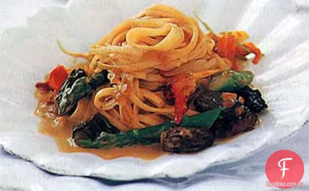 Taglierini com cogumelos, aspargos e Capuchinhas