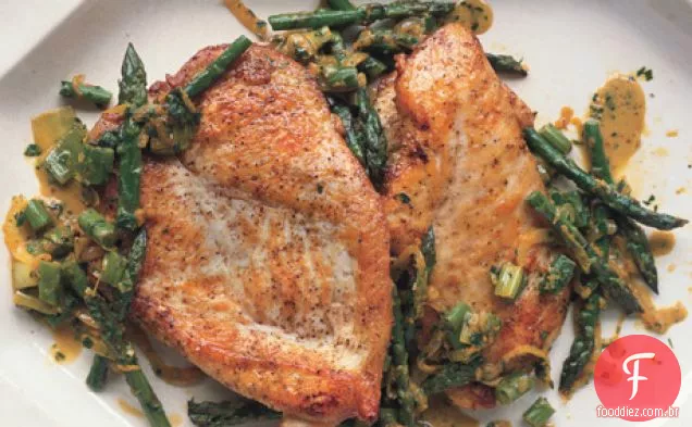 Refogue costeletas de frango com aspargos, cebolinha e salsa-estragão Gremolata