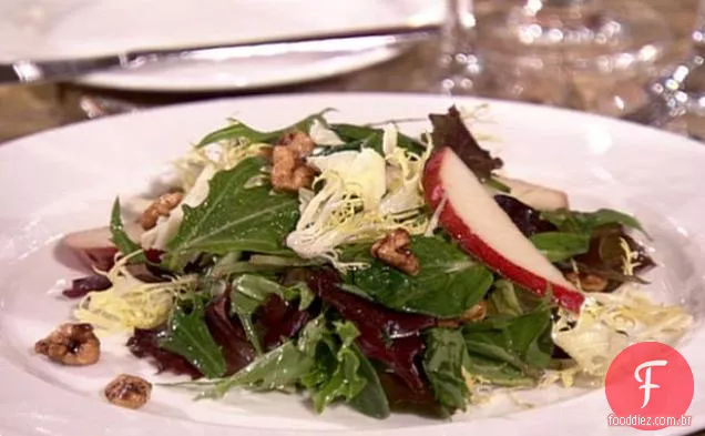 Salada Frisee com nozes temperadas, peras, Cheddar de fazenda e vinagrete de Porto