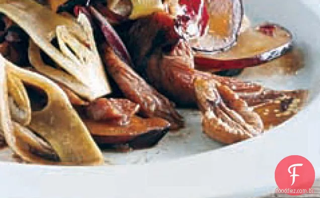Defumado-salada de Peru, ameixa e erva-doce