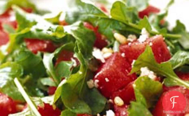 Salada de melancia, rúcula e pinhão