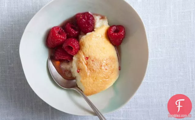 Bolo de Pudim de leitelho com framboesas de bordo