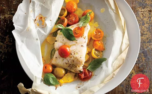 Filetes de peixe com tomate, abóbora e manjericão