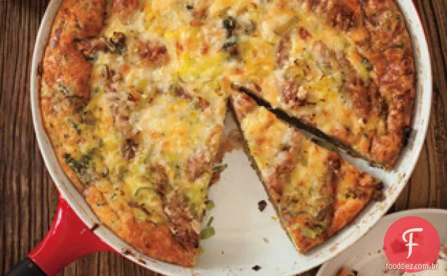 Caçarola de café da manhã de batata, salsicha e espinafre