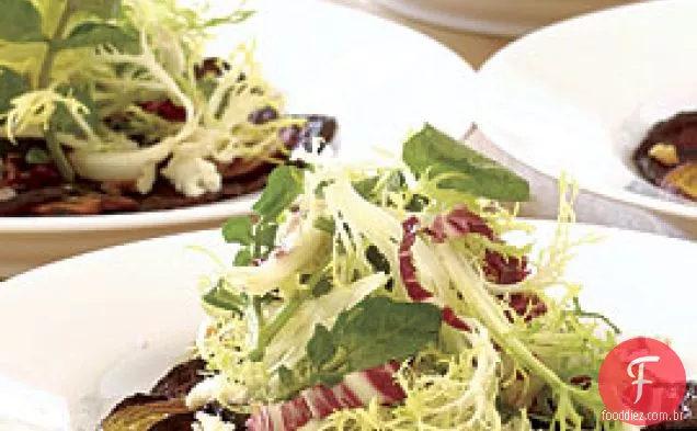 Salada de alface com babados em uma cama de beterraba com Vinaig de limão e noz
