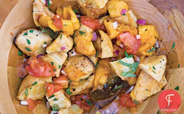 Pão grelhado e salada de tomate