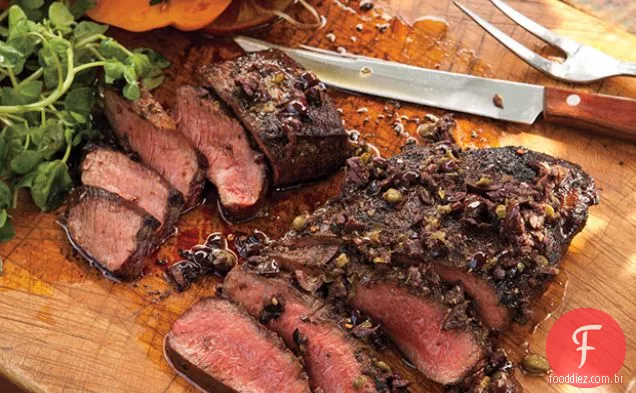 Bifes Flatiron grelhados com tomate e Tapenade