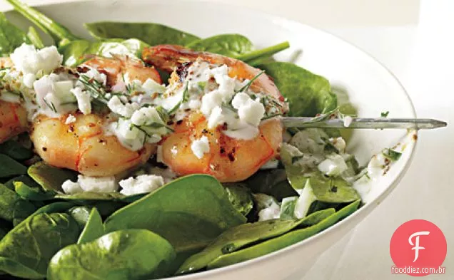 Espetos de camarão com Tzatziki, espinafre e queijo Feta