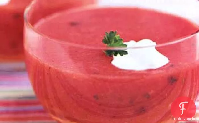 Sopa fria de tomate e creme azedo