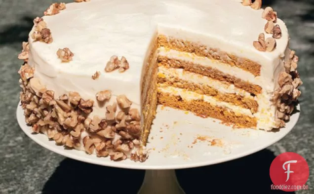Bolo de abóbora de quatro camadas com cobertura de queijo creme de laranja