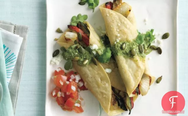 Enchiladas de abobrinha e pimenta vermelha com duas Salsas