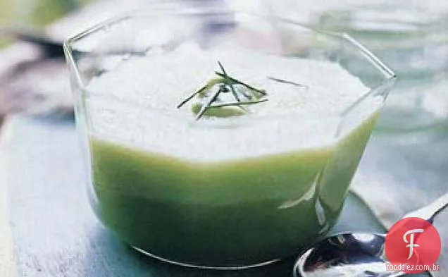 Sopa de pepino com creme de wasabi-abacate