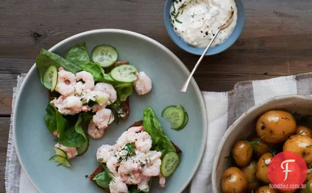 Salada de camarão e pepino com maionese de rábano