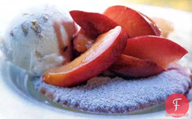 Fubá-Sundaes de biscoitos com frutas quentes