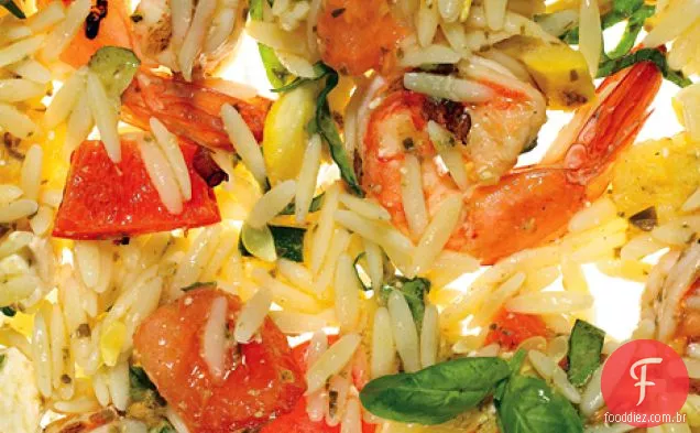 Orzo com camarão grelhado, legumes de Verão e vinagrete Pesto