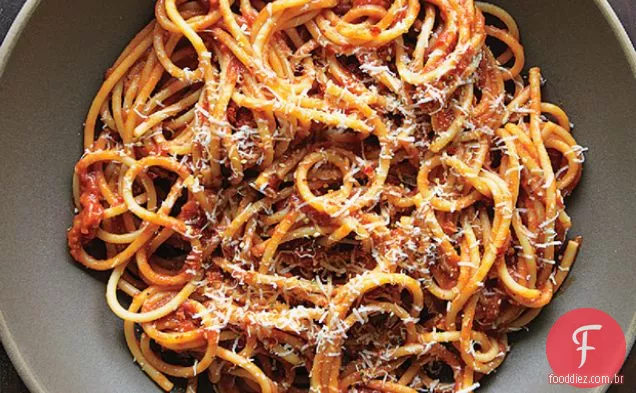Bucatini com molho de tomate assado com manteiga
